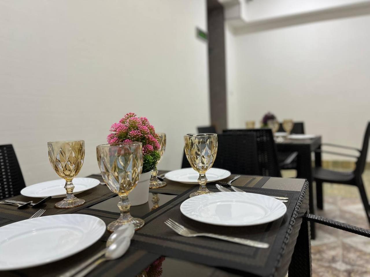 Home Alone Hotel Tashkent Bagian luar foto