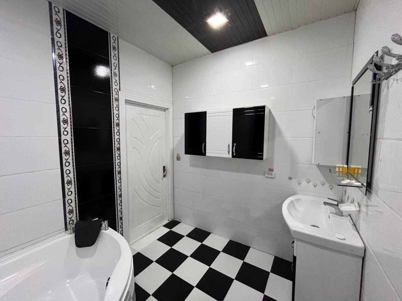 Home Alone Hotel Tashkent Bagian luar foto