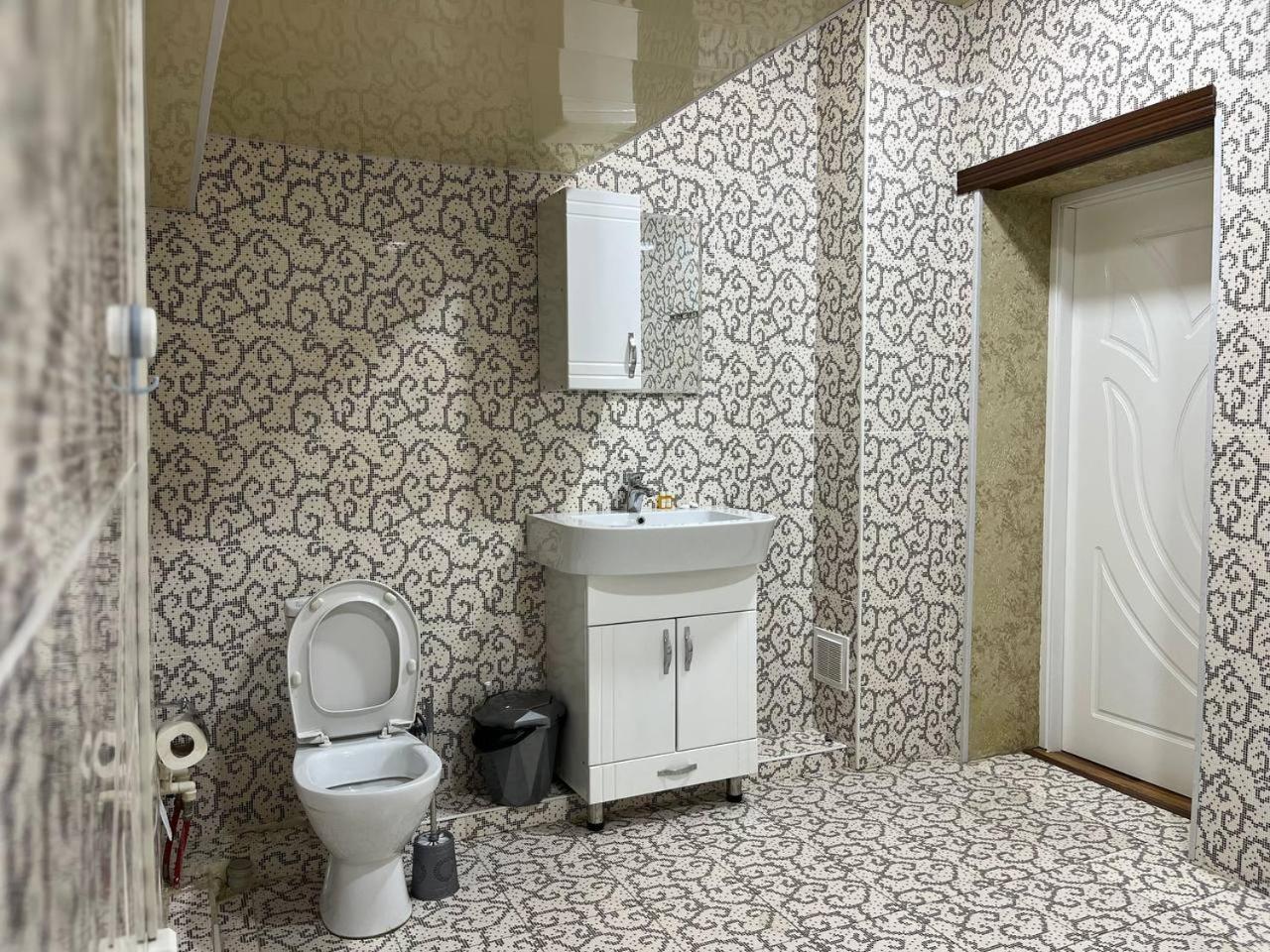 Home Alone Hotel Tashkent Bagian luar foto